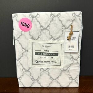 🎀 Restore Home King size bow bedsheets. White sheets with gray bows on the…